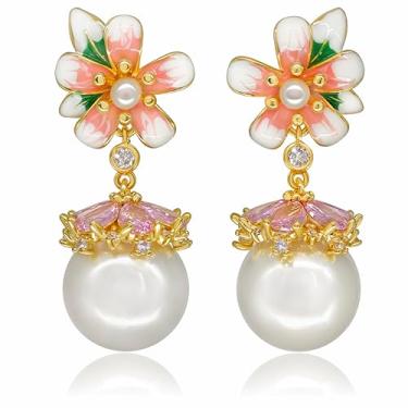 Imagem de Brincos de pérola floral para mulheres – Brincos pendentes de flor de pêssego banhados a ouro 18K com cristais rosa, esmalte pintado à mão em mini bolsa, joia leve romântica presente para namorada