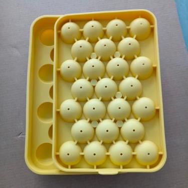 Imagem de Bandeja amarela para cubos de gelo, Sunny Kitchen Essential, fácil de usar, perfeita para bebidas refrescantes