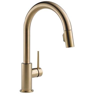 Imagem de Delta Faucet Trinsic Gold Torneira de cozinha, torneiras de cozinha com pulverizador de puxar para baixo, torneira de pia de cozinha, torneira dourada para pia de cozinha com cabeça de spray de ancoragem magnética, bronze champanhe 9159-CZ-DST