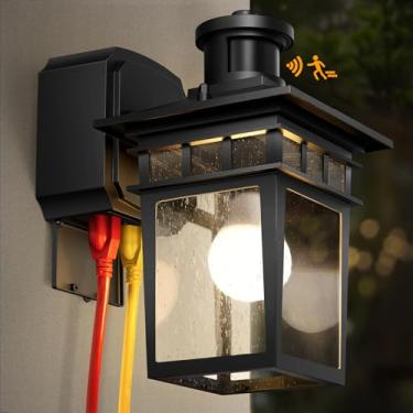 Imagem de APOTO Luzes de varanda com tomada GFCI, luz externa preta do crepúsculo ao amanhecer, luminária externa de parede de 3 modos, arandela de luzes externas à prova d'água para casa, porta da frente