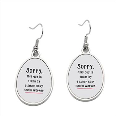 Imagem de Brinco Sorry this Guy is Taken by Super Sexy Social Worker - Brincos com pingente para meninas - Presente de festa de aniversário dos namorados