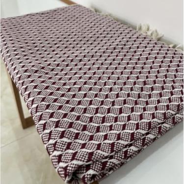 Imagem de Manta Colmeia para Sofá, Decorativa em Tear Artesanal, Marrom e Branco, Algodão, 255 x 225 cm, Protetor de Móveis com Padrão Geométrico (Bordô)