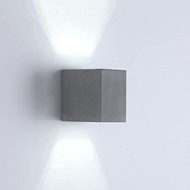 Imagem de Arandela de parede quadrada em formato de cubo, com acabamento em cimento, ideal para iluminação de cabeceira em quartos e salas de estar. Perfeita para decorar paredes.