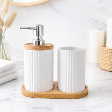 Imagem de Kit Lavabo em Porcelana com Bandeja de Bambu – Dispenser 400ml e Porta-Escovas – 3 Peças (Branco) ideal para Organizar e Decorar o Banheiro ou Lavabo com Praticidade e Sofisticação.