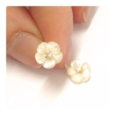 Imagem de Brinco Ouro 18k 750 Flor Madrepérola Ponto De Luz - RD Magazine