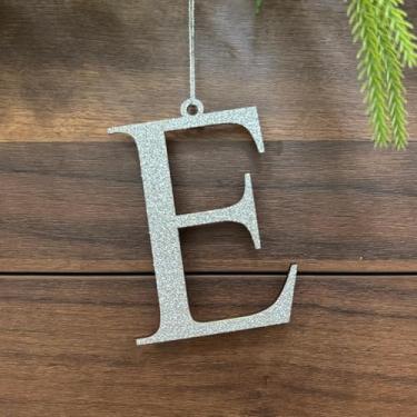 Imagem de Pxniy Enfeite de Natal com monograma de prata, letra inicial de madeira de 12 x 9 cm, decoração de árvore de férias e etiqueta de meia (E)