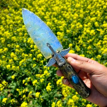 Imagem de Faca de cristal de obsidiana opala pedras curativas de pedra de chacra decoração de seta pedra preciosa natural presente ferramenta espiritual exclusiva feita à mão (opala, faca de flecha)