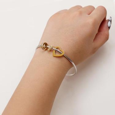 Imagem de Pulseira minimalista com pingente de coração - Pulseiras com símbolo do amor, presentes de amizade - Fecho deslizante de aço inoxidável - 6,5 cm de diâmetro - Joias simples e elegantes para mulheres