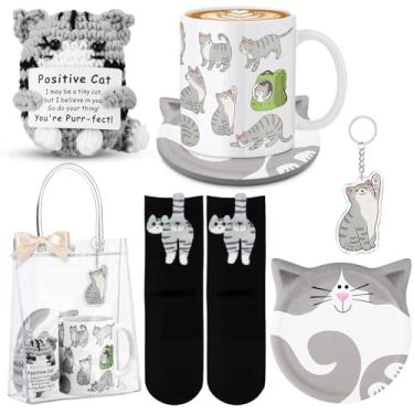Imagem de Potchen Conjunto de 6 peças de presentes de Natal para amantes de gatos, caneca de café de gato malhado cinza engraçado porta-copos de cerâmica para bebidas, meias fofas com bolas, chaveiro de boneca