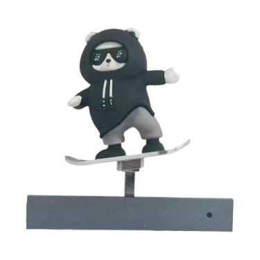 Imagem de Urso Fofo Deslizando Em Skateboard: Enfeite Criativo Para Carro, Decor