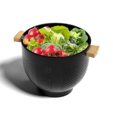 Imagem de Escorredor de metal com cabo de madeira, coador de 5,5 litros com base estável, acabamento preto fosco