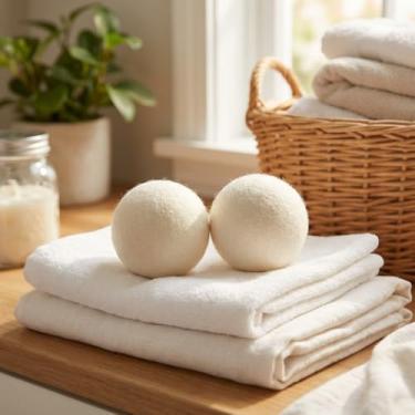 Imagem de Pacote com 2 bolas para secadora de lã XL – Alternativa de amaciante de tecido de lã 100% orgânica da Nova Zelândia – Bola grande reutilizável de 8 cm – Reduz a estática, as rugas e o tempo de secagem