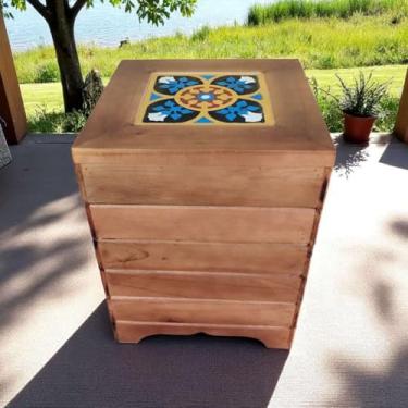 Imagem de Banquinho Baú em Madeira Maciça Rústico – Banco Artesanal com Espaço Interno para Armazenamento – Decorativo e Funcional para Sala, Quarto e Entrada (1, S01)