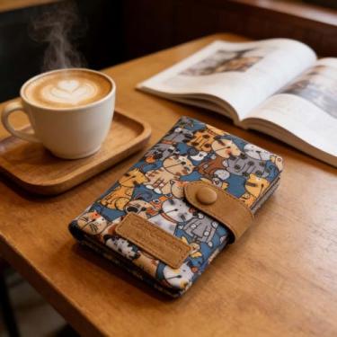 Imagem de Carteira feminina de gato, linda carteira de tecido estampada com alça de pulso removível, carteira pequena para vários cartões com bolso para moedas, linda carteira pequena para uso diário