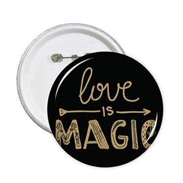Imagem de Love is Magic – Alfinetes de ouro estilo citação com botão redondo para decoração de roupas 5 peças