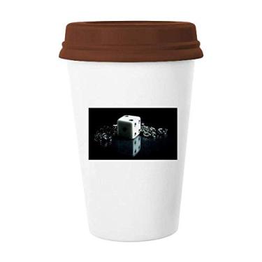 Imagem de Caneca de cerâmica para jogos com corrente de dados para foto de café bebendo vidro de cerâmica