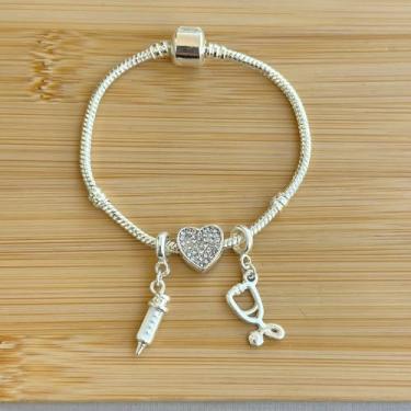 Imagem de Pulseira profissão com 3 berloques estetoscópio, coração e seringa - banhado a prata