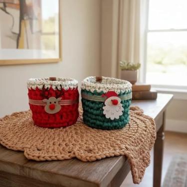 Imagem de Porta Mini Panetone Natalino, Crochê, Decorativo, Vermelho e Verde com Apliques de Rena e Papai Noel KIT 2 Peças