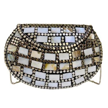 Imagem de Descubra a elegância única da Bolsa Indiana Clutch em Metal. Esta peça exuberante, esculpida com maestria, é perfeita para complementar seu look em ocasiões especiais. (PRATA RETANGULAR)