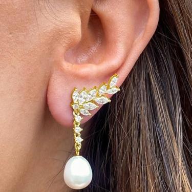 Imagem de 2 peças requintados brincos de cobre banhados a ouro com diamantes e pérolas falsos, com design delicado de folhas. Adequado para uso diário, festas e outras ocasiões.