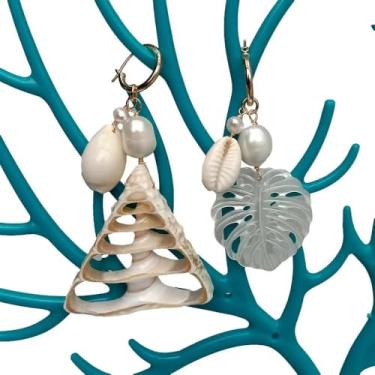 Imagem de Brincos femininos de argola com pingente assimétrico e pérola de arroz branco em espiral