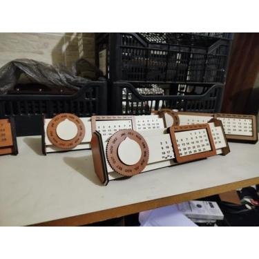 Imagem de Porta Canetas com Calendário Perpétuo em MDF Quantidade:2 - Inkart_cnc