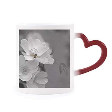 Imagem de Linda caneca preta e branca com flores sensíveis ao calor, copo de grés que muda de cor vermelha