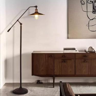 Imagem de Luminária de chão clássica preta, estilo industrial retrô, com altura ajustável, vertical, decorativa para interiores, ideal para leitura em cantos e para criar ambientes aconchegantes.