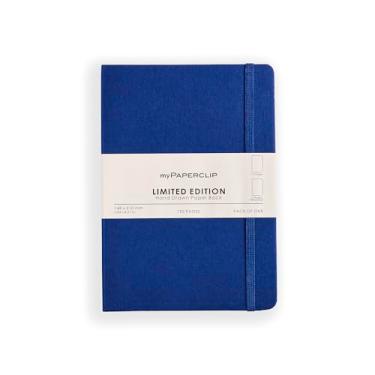 Imagem de myPAPERCLIP Caderno liso A5 de edição limitada | 192 páginas, 100 g/m2, capa macia, A5 (5,83 × 21 cm) | Flat Lay | Marcador de livro e fecho elástico | Mirtilo