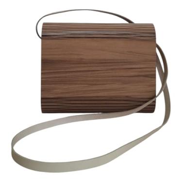 Imagem de Bolsa de Madeira Pratica, Bonita, Atual, Acompanha seu estilo e seu dia a dia,em 3 cores para voce escolher,com alça, o fecho magnético se integra ao formato curvo,uma peça elegante e atemporal