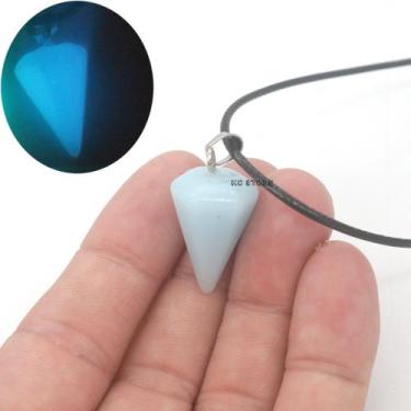 Imagem de colar de pedra fluorescente azul verde brilha no escuro cordão pedrinh