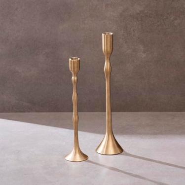 Imagem de P-TAL Conjunto de 2 castiçais cônicos feitos à mão em latão maciço – elegantes suportes de vela dourados para decoração de casa, mesa de jantar, casamentos e centros de mesa – serve para velas cônicas