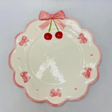 Imagem de Prato Raso Laço Cereja Branco com Rosa Decorativo Cerâmica 24,5cm - fl