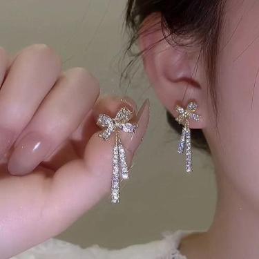 Imagem de Brinco Festa Feminino Delicado Pérola Strass Gota Luxo Pinge - anjo da