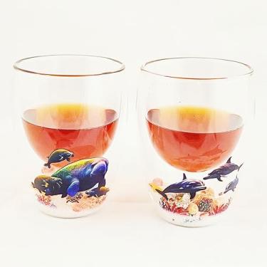 Imagem de Par de copos de vidro de parede dupla Sea Adventure – Design de golfinhos e peixe-boi com areia do oceano e conchas e tartaruga marinha na parte inferior – Canecas isoladas de 250 ml