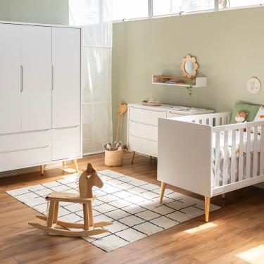 Imagem de Kit Quarto Infantil Theo com Pés Retrô Natural - Berço + Cômoda 3 Gavetas e 1 Porta + Guarda-Roupa 3 Portas - Branco Fosco