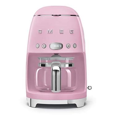 Imagem de Smeg Máquina de café estética estilo retrô dos anos 50 com jarra de vidro para 10 xícaras, recurso de partida automática, prato de manter quente e duas configurações de força de café (rosa)