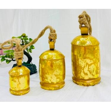 Imagem de Sinos de suspensão feitos à mão com acabamento de latão para sinos de porta com corda de juta e sinos decorativos chiques (conjunto dourado de 3 10 x 15 x 18 cm)