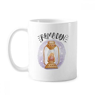 Imagem de Caneca colorida de cerâmica com estampa de desenho animado e lanterna de celeiro