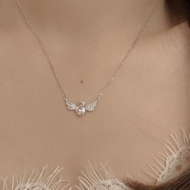 Imagem de 1 colar elegante com pingente de asas de anjo incrustadas em strass e liga em forma de coração, perfeito para uso diário, encontros e festas