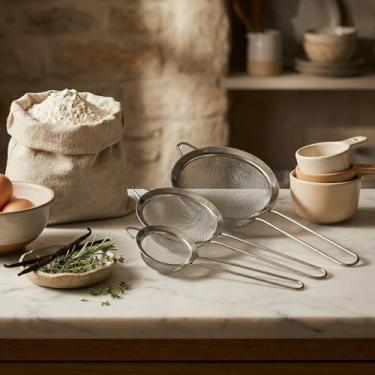 Imagem de 3 peças de malha fina de aço inoxidável com alças de metal - peneiras de farinha e óleo de vários tamanhos, telas de metal duráveis para assar, cozinhar e usar na cozinha, grande + médio + pequeno