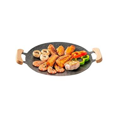 Imagem de Frigideira coreana com revestimento antiaderente, panela redonda de ferro fundido de 25 cm com 2 suportes de madeira, compatível com indução, fogão a gás, fogão elétrico, churrasqueira interna ou