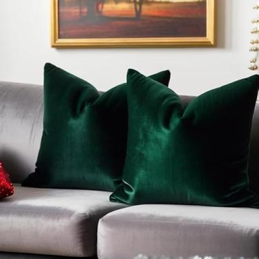 Imagem de FEVERQIYI Conjunto de 2 capas de almofada de veludo verde exército extra grande de 66 x 66 cm com 2 capas decorativas de Natal de veludo macio para sofá e cama