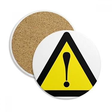 Imagem de Símbolo de aviso amarelo preto seguro triângulo copo copo copo copo proteção mesa pedra absorvente