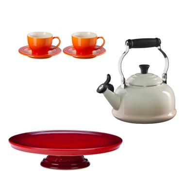 Imagem de KIT LE CREUSET 2 CANECAS C/ PIRES 200ML LARANJA, SUPORTE PARA BOLO VERMELHO E CHALEIRA C/APITO MERINGUE