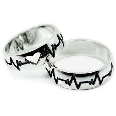 Imagem de Par aliancas compromisso batimentos cardiacos friso resina preta