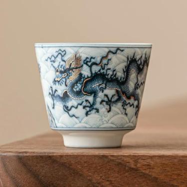Imagem de Xícaras de chá pequenas com padrão azul e branco de metal chinês embutido xícara de chá de cerâmica 45 ml