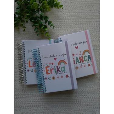 Imagem de Luzz Gifts Mini Agenda 2026, Espiral, Compacta para Bolsa, Design Colorido com Letras Decorativas e Flores, Capa dura, dois dias por páginas.