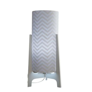 Imagem de Abajur Tripé Madeira Branca E Cúpula Chevron Branco Bivolt