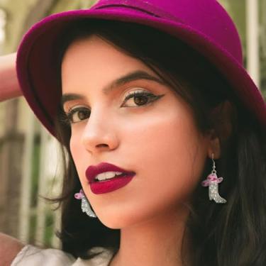 Imagem de Western West Cowgirl Texas Boots Spur Brincos pendentes Country Concert Outfit Accessories Rodeo Boho Fantasia de vestido chique, botas prateadas, chapéu com estampa de vaca vermelha rosa